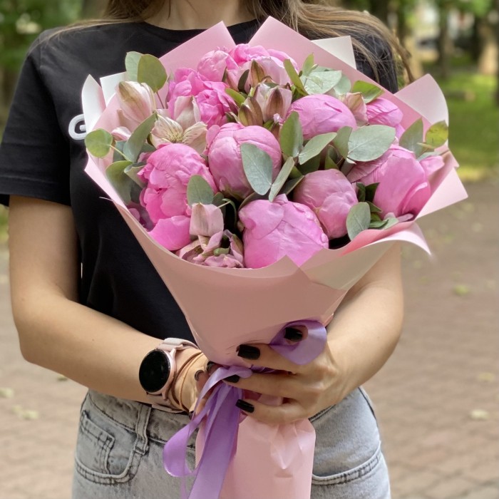 Букет из 9 пионов Флеминг с альстромерией